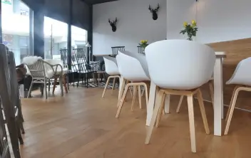 Jedáleň s prírodnou dubovou podlahou, realizácia SAXO PARKET.