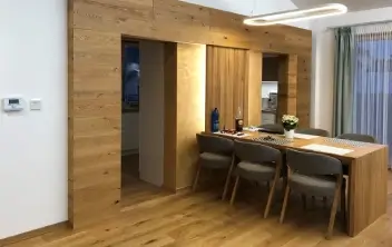 Svetlá jedáleň s dubovými parketami, naša práca.