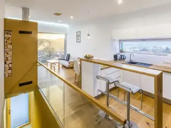 Jedáleň v rustikálnom štýle s dubovou podlahou od výrobcu SAXO PARKET.