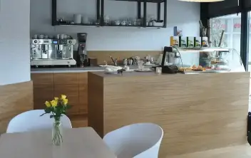Dubová podlaha SAXO PARKET v komerčnom priestore kaviarne.