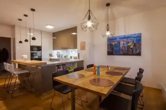 Kuchyňa spojená s jedálňou s jednotnou dubovou podlahou od SAXO PARKET.