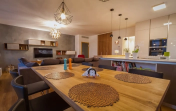 Moderná obývačka s elegantnou dubovou podlahou od SAXO PARKET.