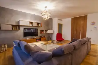Minimalistická obývačka s dubovou podlahou od SAXO PARKET.